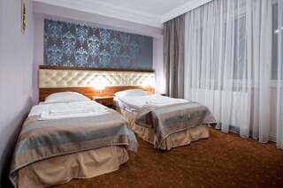 Отель Hotel Gold Дембица Двухместный номер с 1 кроватью или 2 отдельными кроватями-1